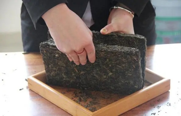 2022年怎么撬普洱茶磚？