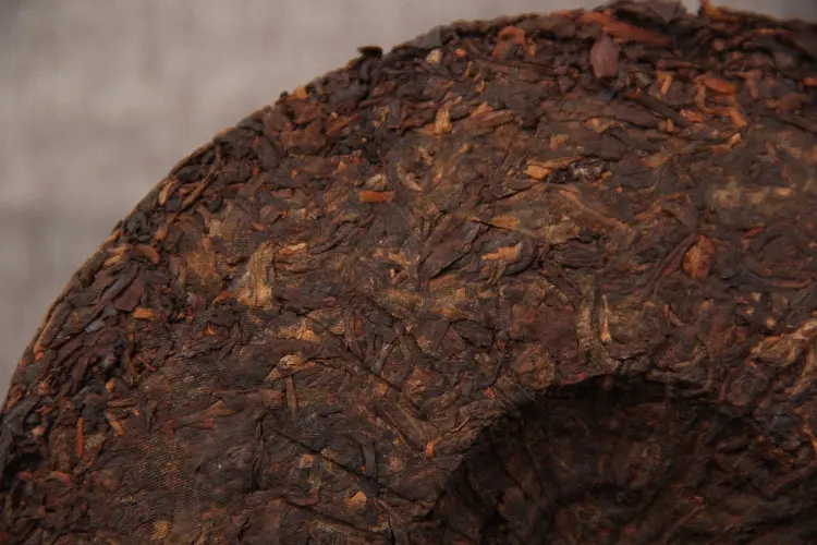 如何判斷普洱茶是否發(fā)霉？發(fā)霉的普洱茶應(yīng)該怎么處理？